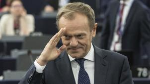 <p>Donald Tusk, Präsident des Europäischen Rates, winkt im Europäischen Parlament.</p>