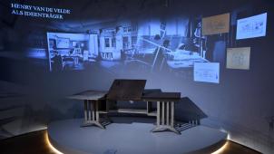 <p>Der Arbeitstisch von Henry van de Velde im Neuen Museum Weimar</p>