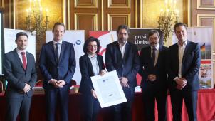 <p>Die Vertreter der Partnerregionen stellten sich anlässlich der Umstellung der Rechtsform zum offiziellen Gruppenfoto.</p>