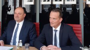 <p>Hebt gerne seine guten Kontakte hervor: Oliver Paasch (rechts), hier mit dem Regierungschef der Wallonie, Willy Borsus, in Berlin.</p>