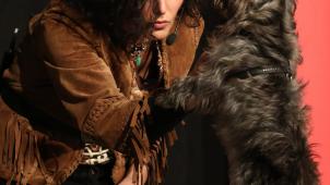 <p>Maja Nowak zeigt im Triangel live auf der Bühne ihre Arbeit mit Hunden.</p>