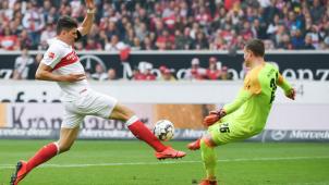 <p>Stuttgarts Mario Gomez (l) im Zweikampf mit Nürnbergs Torwart Christian Mathenia.</p>