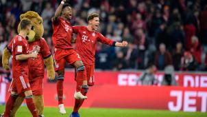 <p>David Alaba (M) und Leon Goretzka (r) von Bayern jubeln nach Spielende über den Sieg.</p>