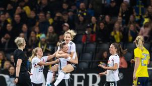 <p>Kathrin Hendrich (oben) aus Deutschland wird von ihren Teamkolleginnen zu ihrem 1:0-Treffer beglückwünscht.</p>