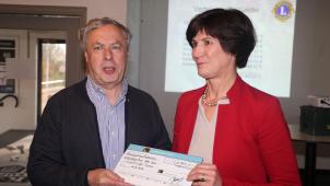 <p>10.923,10 Euro konnte Anneliese Huppertz für die „Anonyme Hilfe“ aus den Händen von Lions Club-Präsident Freddy Rinck entgegennehmen.</p>