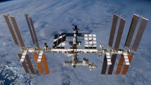 <p>Zwei Raumfahrer haben die ISS für einen Außeneinsatz verlassen.</p>