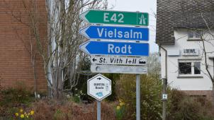 <p>Das Hinweisschild mit der Aufschrift „Polizei“ wurde in der Rodter Straße besprüht.</p>