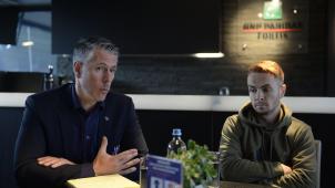 <p>Michael Verschueren (l.) und Mittelfeldspieler Adrien Trebel mit ernster Miene.</p>