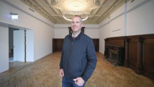 <p>Kein Heiligenschein, sondern moderne Beleuchtung für die alte Stuckdecke im kleinen Konzertsaal. Direktor Luc Marly sieht im neuen Gebäude „viele tolle Möglichkeiten“.</p>