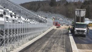 <p>Das neue Stadion der Rennstrecke Spa-Francorchamps mit insgesamt 9.000 Sitzplätzen: Hier gastiert bald auch die Rallycross-WM.</p>