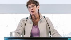 <p>Annegret Kramp-Karrenbauer lobte die Rolle der Lokalzeitungen.</p>