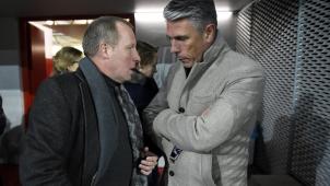 <p>Das Spiel wurde zwei Mal wegen Pyromaterial auf dem Platz unterbrochen und dann abgebrochen.</p>