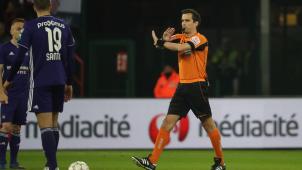 <p>Schiedsrichter Lambrechts hatte nach zwei Unterbrechungen und weiteren Zwischenfällen keine andere Wahl, als das Spiel zu beenden.</p>