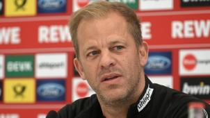 <p>„Mein Vater lebt den Fußball“, sagte Markus Anfang, „und ich weiß, dass er gewollt hätte, dass ich die Mannschaft auf das Spiel gegen den HSV vorbereite.“</p>