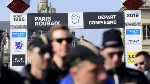 <p>Um 11.00 Uhr startete in Compiègne bei Paris der Radsportklassiker.</p>