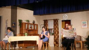 <p>Wegen einer Lappalie streiten sich „Bernaad“ Steibeck (Norbert Heukemes, rechts) und seine „Leen“ (Birgit Gördens, links) die eigentlich ihre Silberhochzeit vorbereiten wollen. Tochter Lisske (Julia Nols, Mitte) steht zwischen den Stühlen.</p>