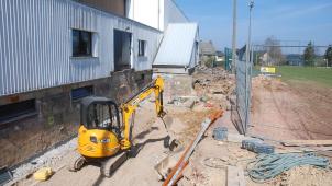 <p>Das neue Materiallager des Rocherather Sportkomplexes entsteht seitlich in einem Anbau, der unmittelbar an den Fußballplatz „An der Kirche“ grenzen wird.</p>
