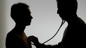 <p>Viele wissen nicht, dass man für den Arztbesuch eine Vertrauensperson hinzunehmen kann.</p>