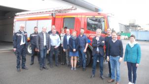 <p>Der Zonenrat der Hilfeleistungszone der DG tagte am Mittwoch in St.Vith. Bei der Besichtigung der Feuerwehr- und Rettungswache in der Alten Aachener Straße standen Postenleiter Edgar George (2.v.l.), der Leiter des Rettungsdienstes, André Servais (ganz links), und Zonenkommandant Holger Pip (hinten, 4. v. l.) den Bürgermeistern Rede und Antwort.</p>