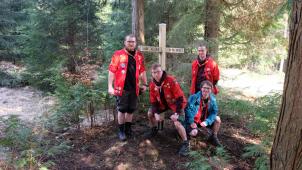 <p>Die Pioniere Sankt Georg aus Eupen haben im Hertogenwald das Kreuz für italienische und russische Kriegsgefangene erneuert.</p>