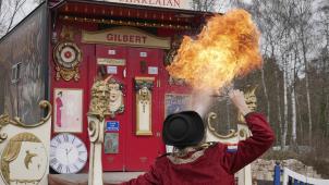<p>Gilbert aus Paris spielt gerne mit dem Feuer.</p>