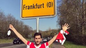 <p>Ein Fan von Benfica Lissabon entschied sich für das falsche Frankfurt und sorgte so für viele Lacher.</p>