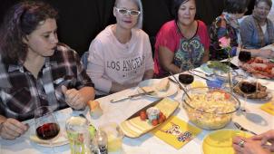 <p>Brot und Wein stellten die Organisatoren zur Verfügung, alles andere brachten die Gäste mit.</p>