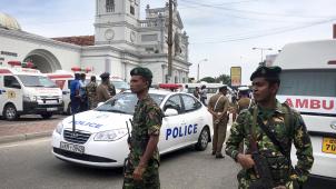 <p>Soldaten der sri-lankischen Armee sichern das Gebiet um den St. Antonius-Schrein nach einer Explosion in Colombo.</p>