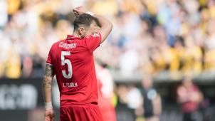 <p>Kölns Rafael Czichos reagiert während des Spiels in Dresden enttäuscht. Aber die Vereinsführung sieht keinen Grund zur Panik.</p>