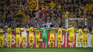 <p>Dortmund hatte nach dem 4:0-Sieg Grund zum Feiern mit den Fans.</p>