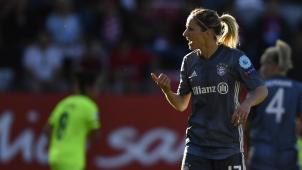 <p>Kathrin Hendrich beim Spiel gegen den FC Barcelona</p>