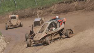 <p>Yannick Neuville und Dany Born duellieren sich Finale der Kategorie Cross Kart.</p>