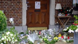 <p>Blumen sollen am Ort des Geschehens an die Opfer erinnern.</p>