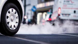 <p>Abgasausstoß eines Fahrzeugs: Die Luftverschmutzung mit dem Schadstoff Stickstoffdioxid (NO2) hat sich in Nordrhein-Westfalen abgeschwächt, die Situation bleibt mancherorts aber angespannt.</p>