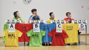 <p>Die Schüler traten in einem Quiz gegeneinander an.</p>