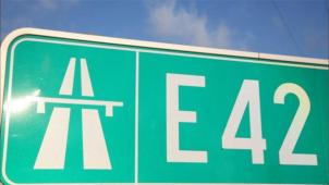 <p>Der Verkehr auf der E42 verläuft einspurig.</p>