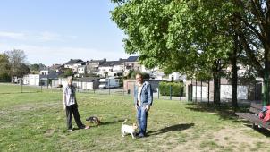 <p>Doris Gilson und André Dorr sind glücklich über die Auslaufmöglichkeit für ihre vierbeinigen Freunde. Einige Anwohner beschweren sich allerdings über Hundegebell.</p>