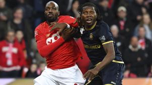 <p>Mbokani (r.) gehört zu den Akteuren mit einer Vergangenheit bei Standard Lüttich.</p>