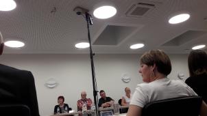 <p>Direkt unter der Decke befindet sich die Kamera, die das Geschehen im Sitzungssaal aufnehmen soll.</p>