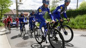 <p>Zahlreiche Radprofis, vorne weg Julian Alaphilippe, nahmen am Freitag die Strecke in Augenschein.</p>