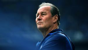 <p>Sorgenvolle Blicke: Schalke-Trainer Huub Stevens hofft auf die Trendwende im Derby.</p>
