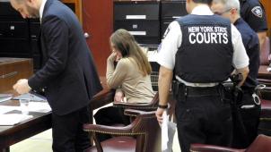 <p>Anna Sorokin sitzt vor Beginn ihres Gerichtsprozesses im Verhandlungssaal. Mit einer Kombination aus Lügen, selbstsicherem Auftreten, gefälschten Dokumenten und Ausreden hat sie Bekannte, Hotels, Restaurants und Banken reihenweise hinters Licht geführt haben.</p>