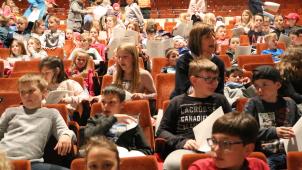 <p>Auch Schüler aus den Eifelgemeinden sangen am Freitag im Triangel munter mit.</p>