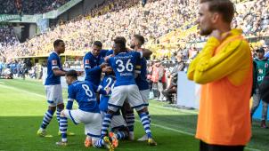 <p>Salif Sane (M.) von Schalke jubelt über seinen Treffer zum 1:2. Rechts Ersatzspieler Marcel Schmelzer von Dortmund.</p>