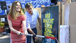<p>Sarah Wiener und Werner Kogler, EU-Spitzenkandidaten für die Grünen Österreich, kleben anlässlich der Präsentation des Wahlplakats zur Europawahl ihre Plakate an einen Aufsteller.</p>