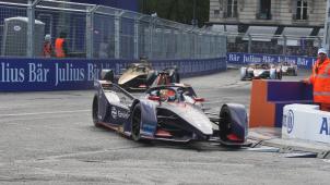 <p>Der Niederländer Robin Frijns (Virgin-Audi/Startnummer 4) hielt die Konkurrenz beim Chaos-Rennen in Paris in Schach.</p>