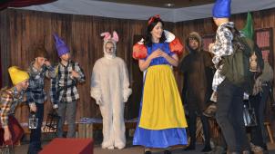 <p>Mit ihrer Darstellungskraft zogen die Akteure die Zuschauer im Saal in ihren Bann.</p>