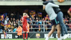 <p>Kathrin Hendrich schaut enttäuscht, während Barcelona jubelt.</p>