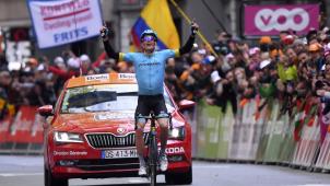 <p>Im Herzen der Stadt Lüttich feiert Jakob Fuglsang vom Team Astana seinen Sieg.</p>