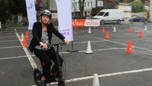 <p>Auch Bürgermeisterin Claudia Niessen drehte einige Runden mit dem E-Klappmofa.</p>